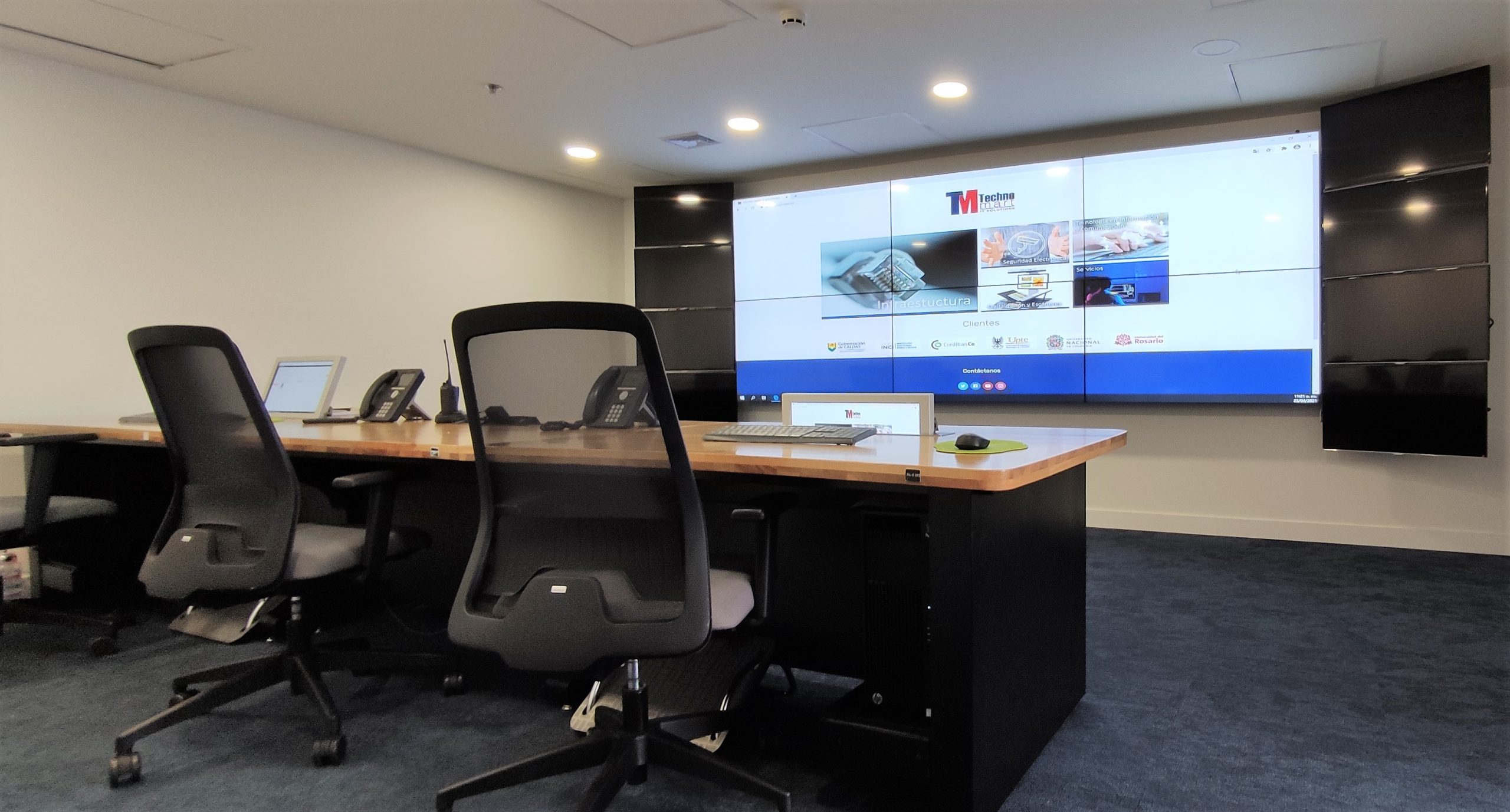 Sala de reuniones y soluciones tecnológicas de TechnoMart