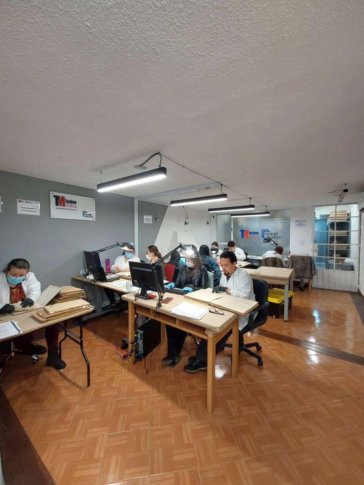 Equipo TechnoMart trabajando en conservación documental