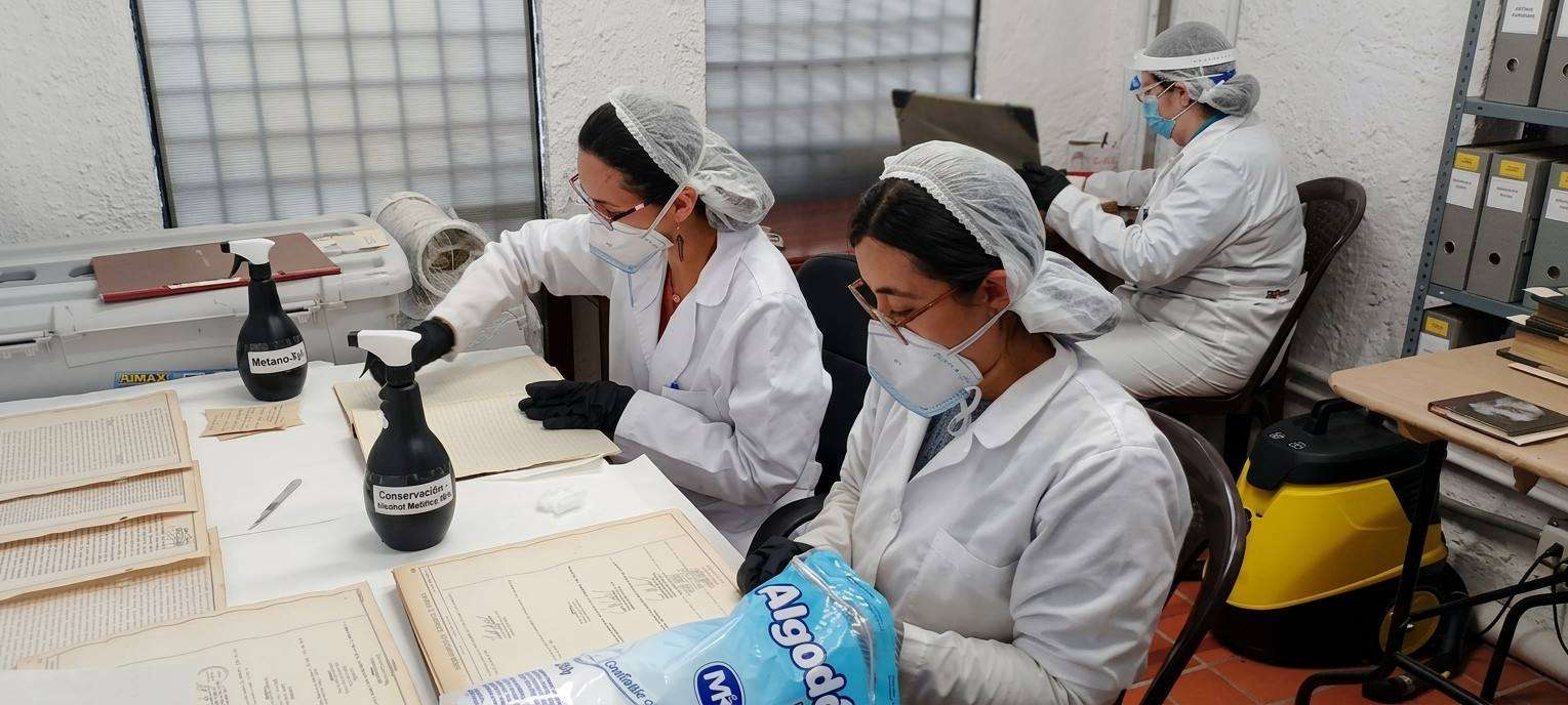 Equipo TechnoMart trabajando en conservación y organización de documentos